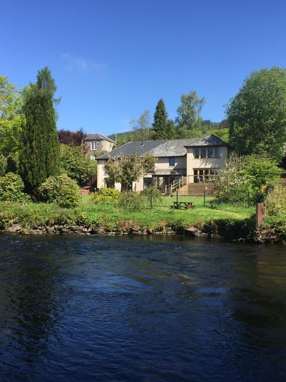 Riverside House Каландър Екстериор снимка