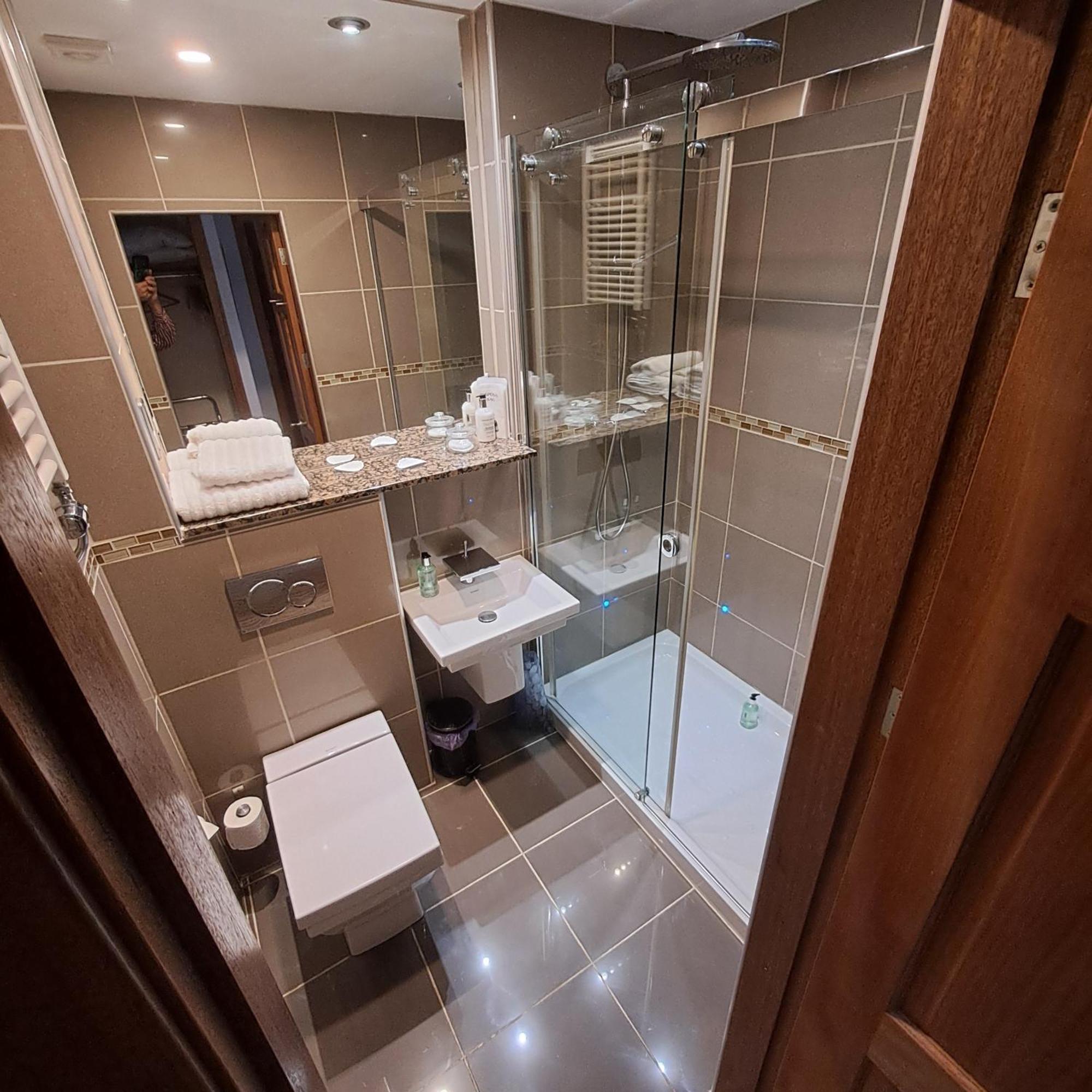 Riverside House Каландър Екстериор снимка