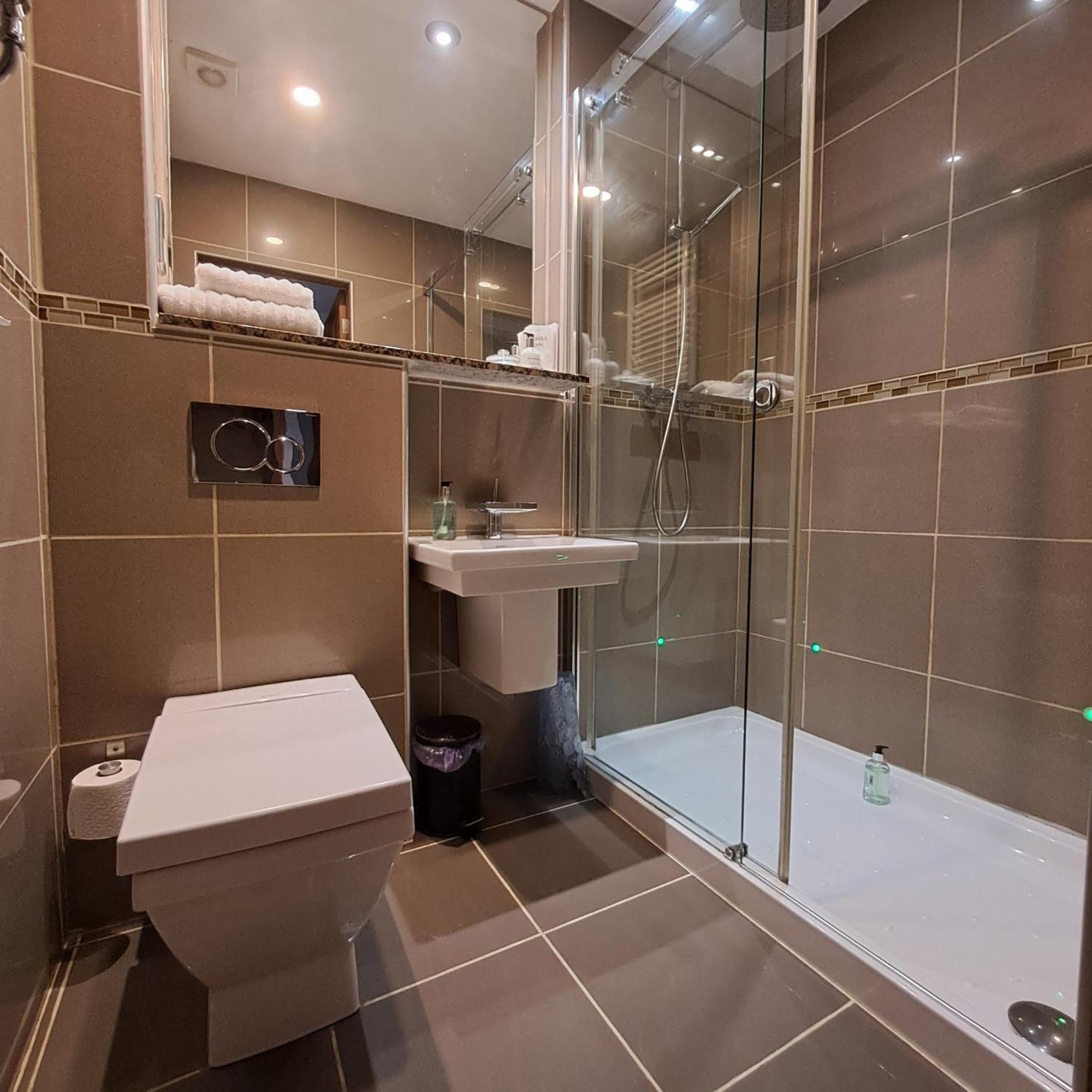 Riverside House Каландър Стая снимка