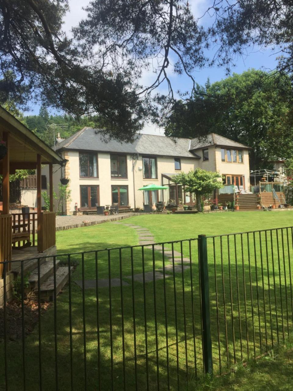 Riverside House Каландър Екстериор снимка